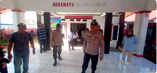 Polsek Karangampel Bersama Koramil Kawal Pendaftaran Balon Kuwu Dukuh Tengah